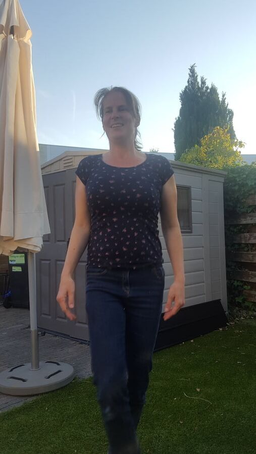 Non porno graphic milf pics