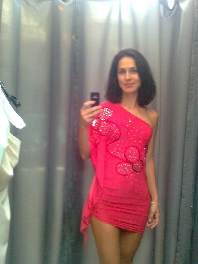 Sexy babe likes to show pussy