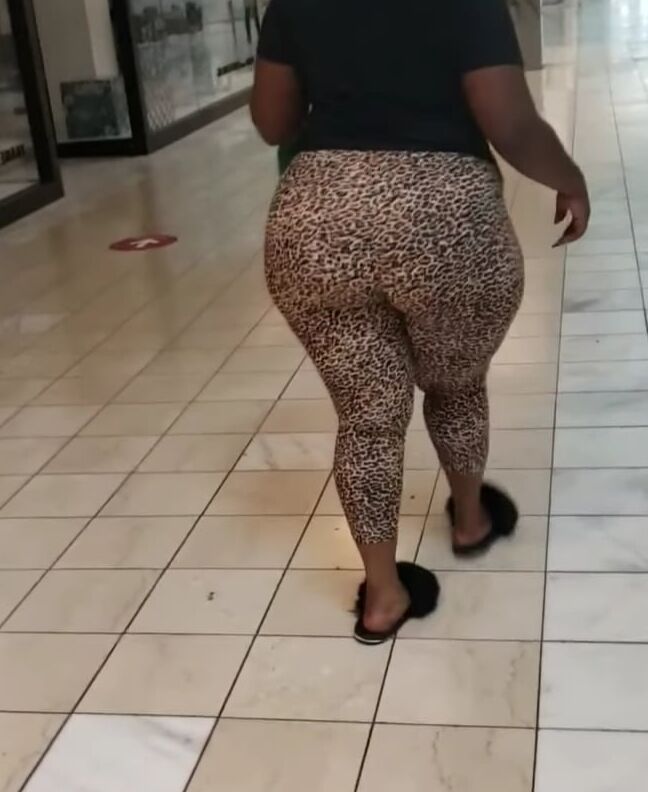 Fat ass booty at the mall