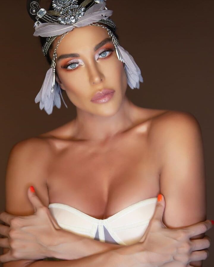 Sexy Turkish model Deniz Akkaya