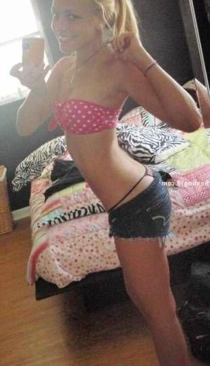 Joven tomando selfies