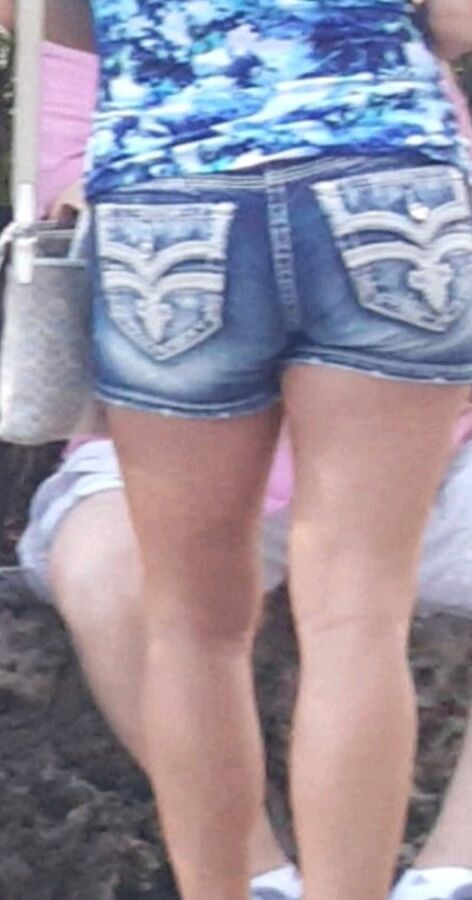 Voyeur sexy feet, legs and asses