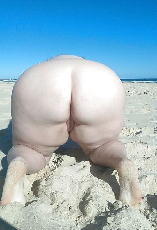 Peeping amateur on the beach