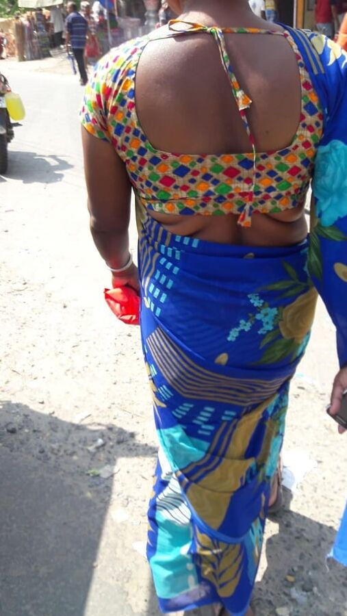 Aunt saree hip folds