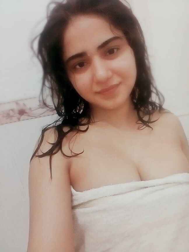 Desi Paki huge boob college girl nudes leaked by bad bf