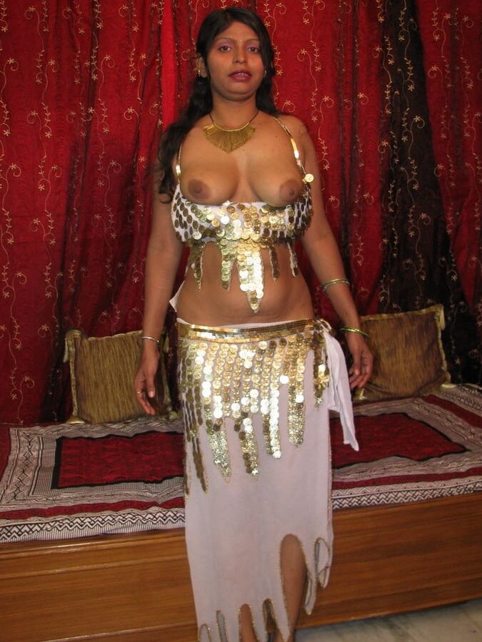Indian aunty gets naked and spreads