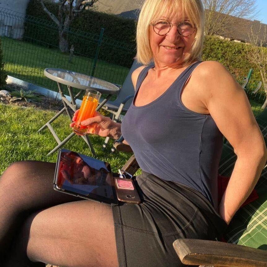 Geile alte Vergwaltigungs Matratze in Nylons