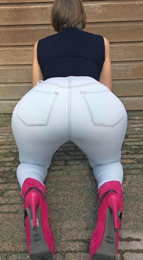 Big and Round Asses In Tight Pants