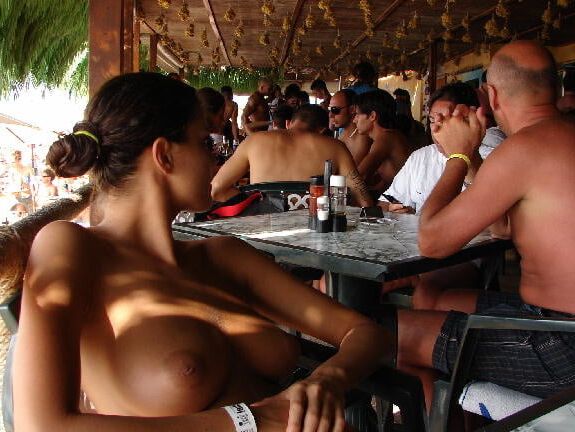 Linda jovencita en la playa