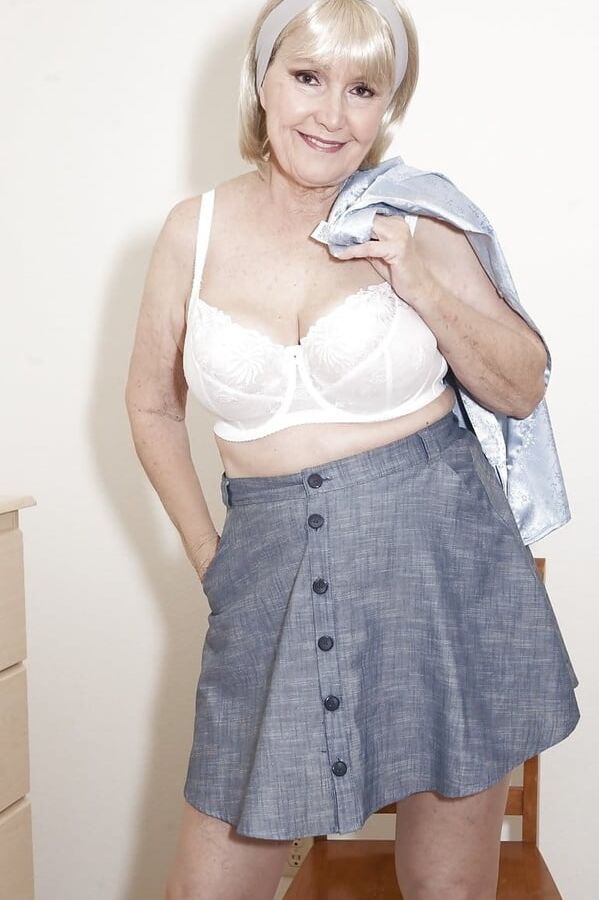 Lola Lee in der blauen Bluse mit nackten Strumpfhosen-Pantol