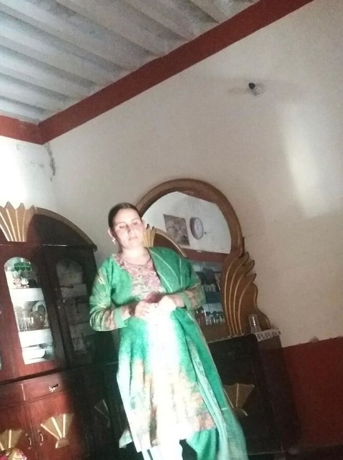 Indian gasti rani show her nude