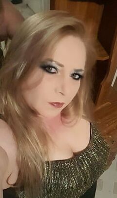 Busty chav mum cant have enough makeup