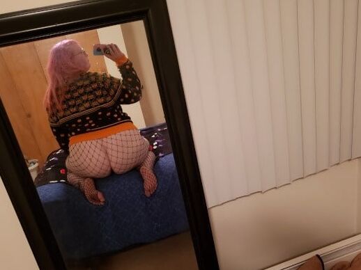 BBW mommy showing off
