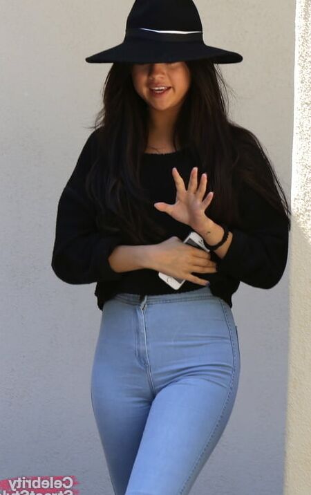 SELENA GOMEZ ... JUICY VAGINA CAMELTOE !!!