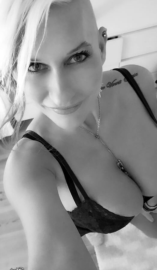 Hot blonde with nice tits