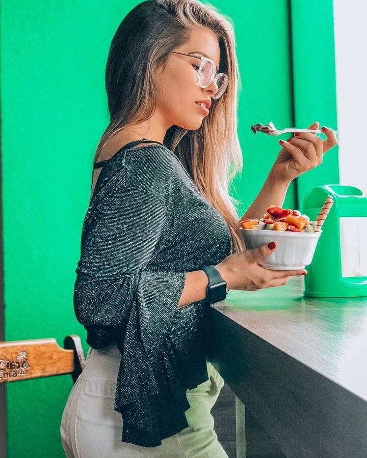 Loira tesuda, adora exibir o rabo branco gostoso
