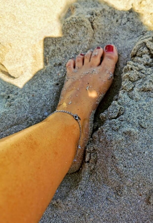 Donna Dora feet at the beach