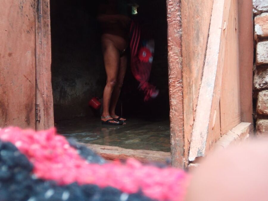 Indian desi villger wife bathing hot nude pic