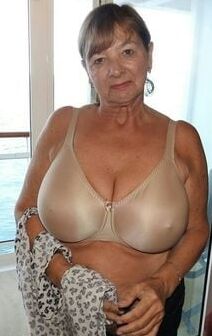 大きなおっぱいとブラジャーを持つおばあちゃん...