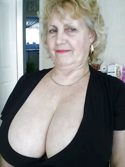 Aunt allows me to see the tits