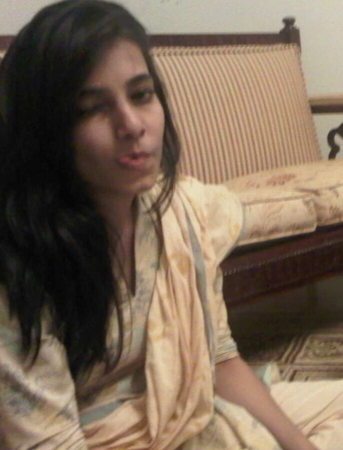 Desi Paki Girl Eman Selfies Leaked by BF