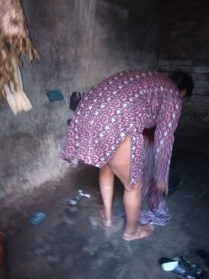 Indian desi villger wife bathing hot nude pic