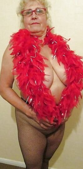 Aunt allows me to see the tits