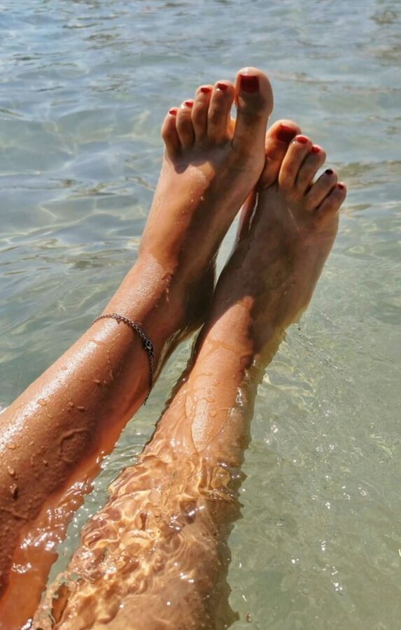 Donna Dora feet at the beach
