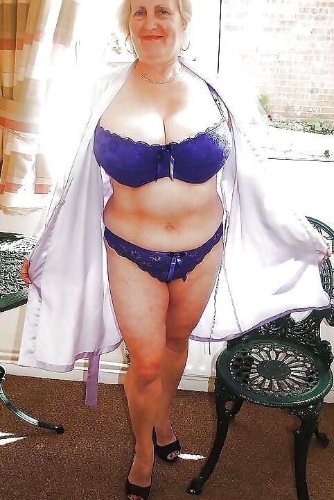 Aunt allows me to see the tits
