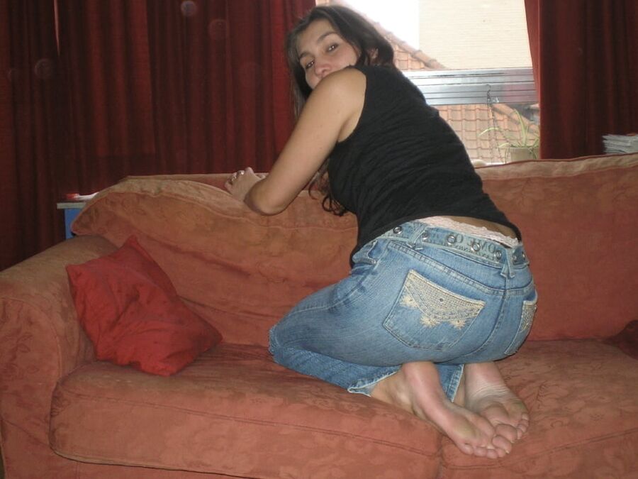 AMATEUR BRUNETTE SLUT