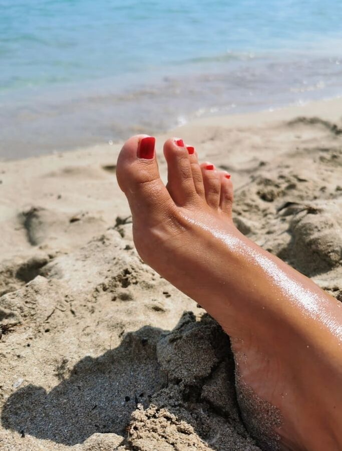 Donna Dora feet at the beach