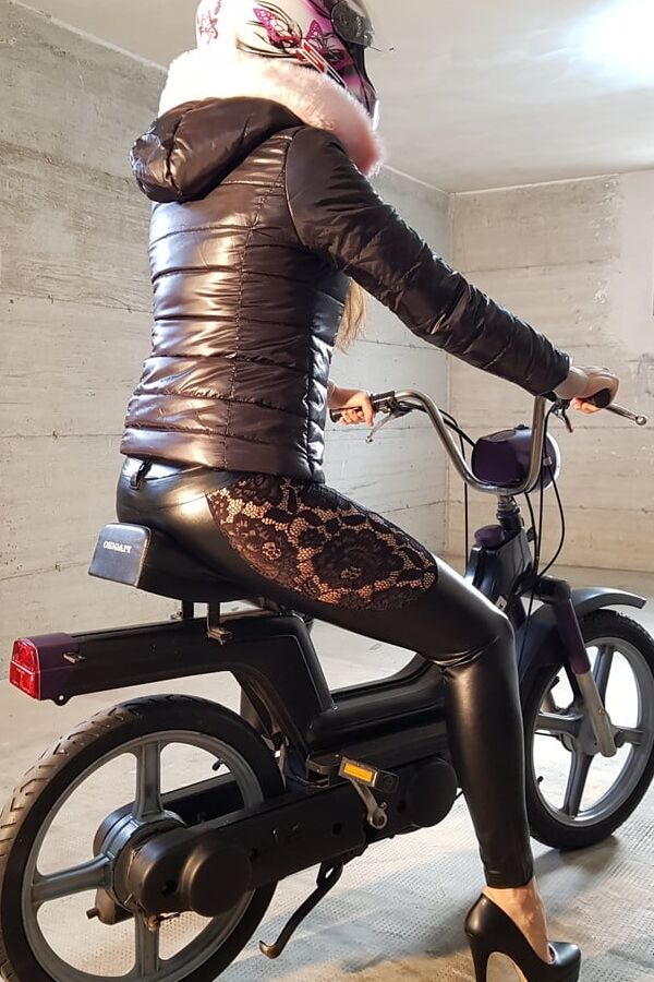 Sery in sexy leggings on Piaggio Si