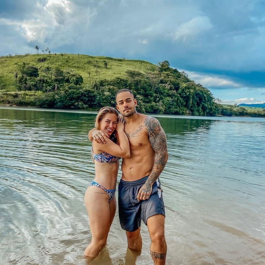 Loira tesuda, adora exibir o rabo branco gostoso