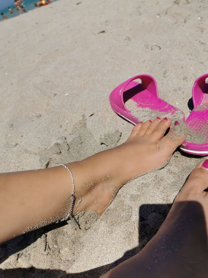 Donna Dora feet at the beach