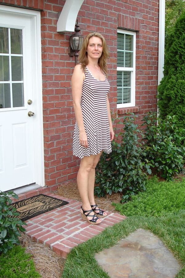 Sexy MILF excibitionist