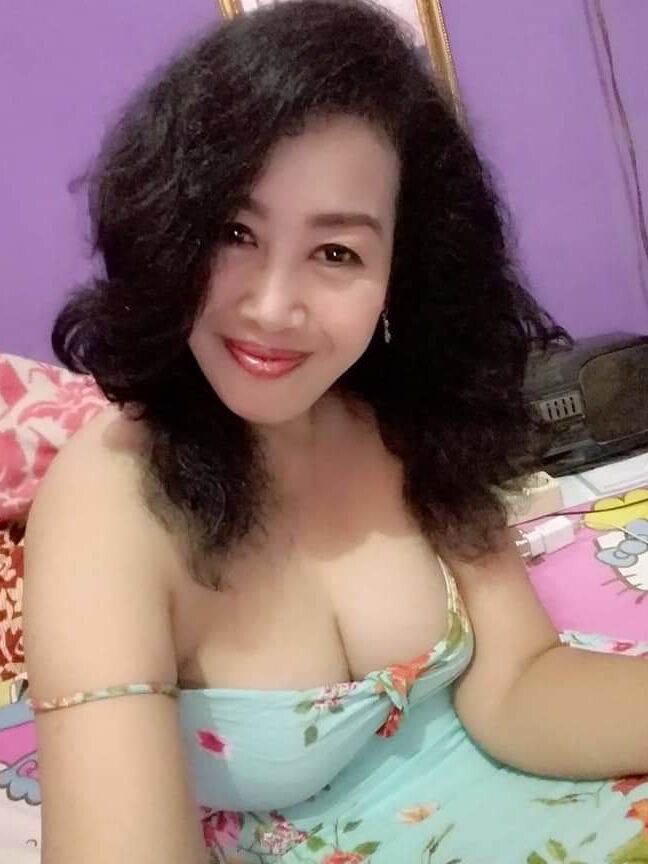 Melakukan hubungan seks dengan ibu