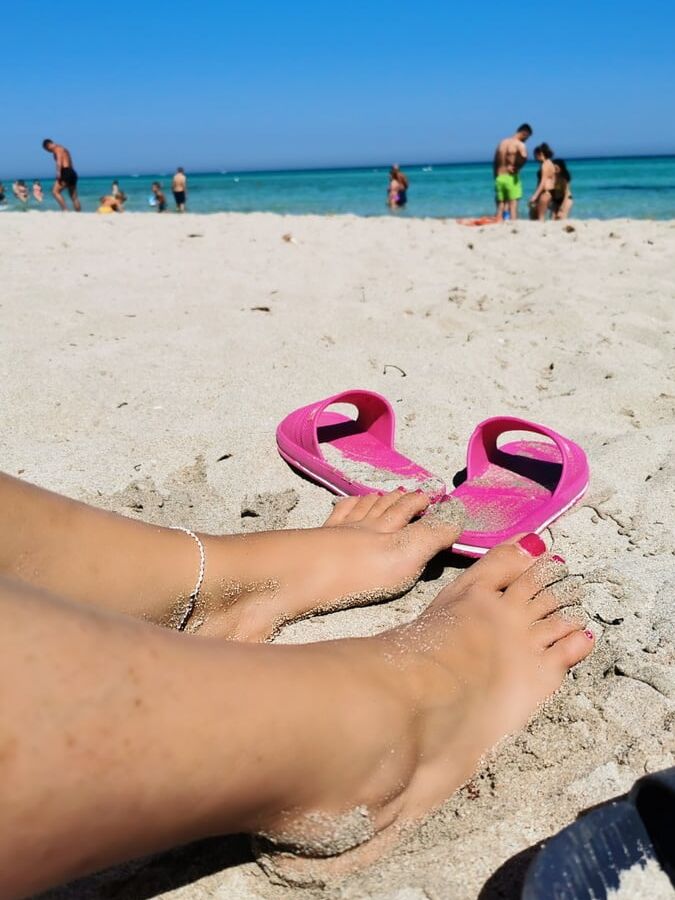 Donna Dora feet at the beach