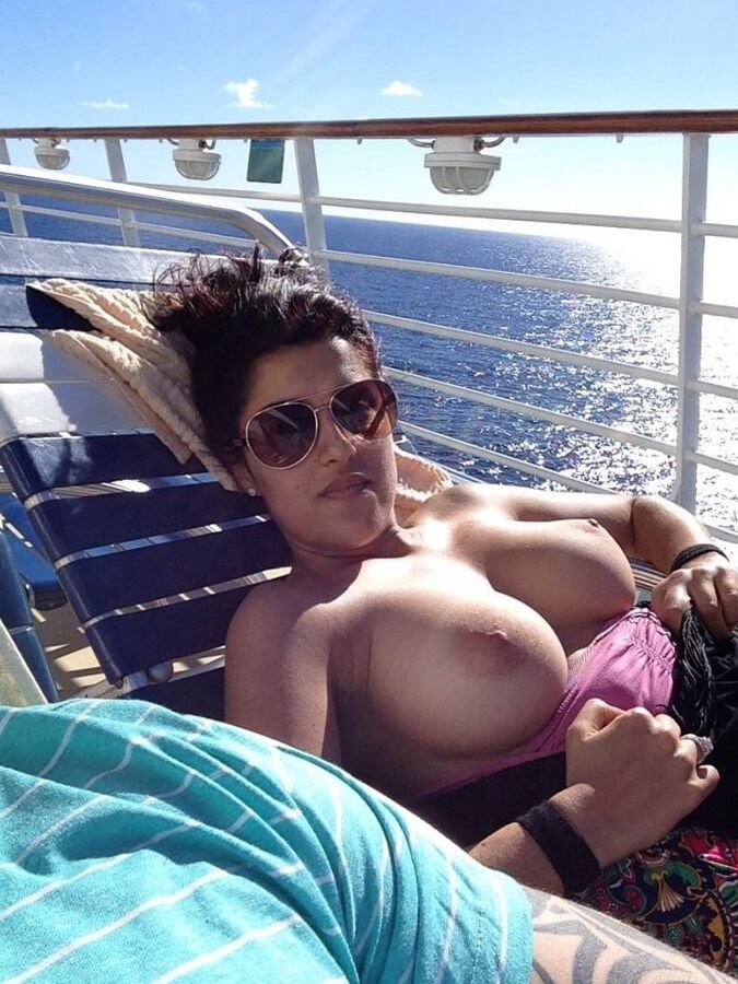 Mature wives nude on boats !