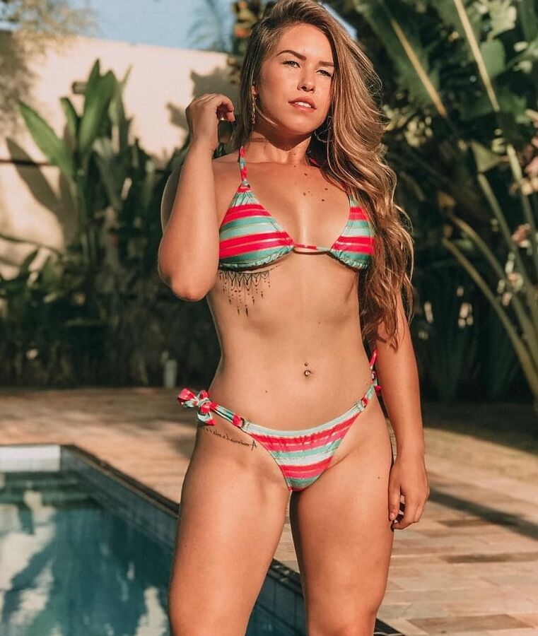 Loira tesuda, adora exibir o rabo branco gostoso