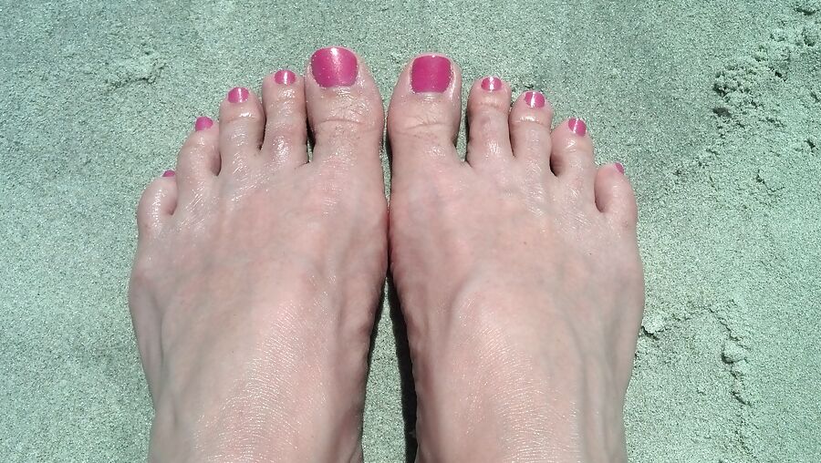 Donna Dora feet at the beach