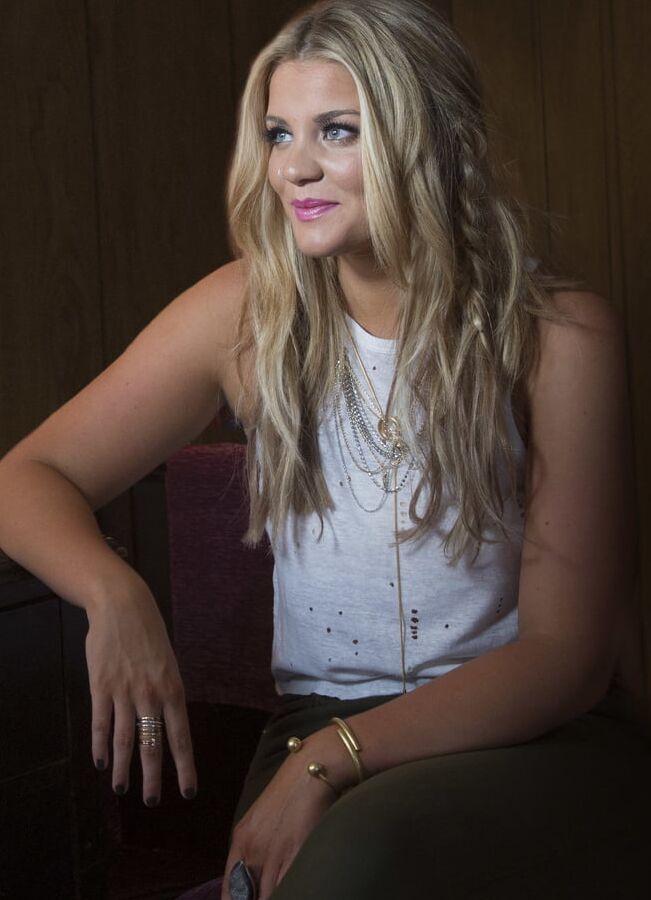 Lauren Alaina &amp; her big fat ass!
