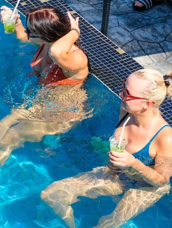 Pool party ()