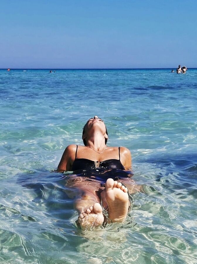 Donna Dora feet at the beach