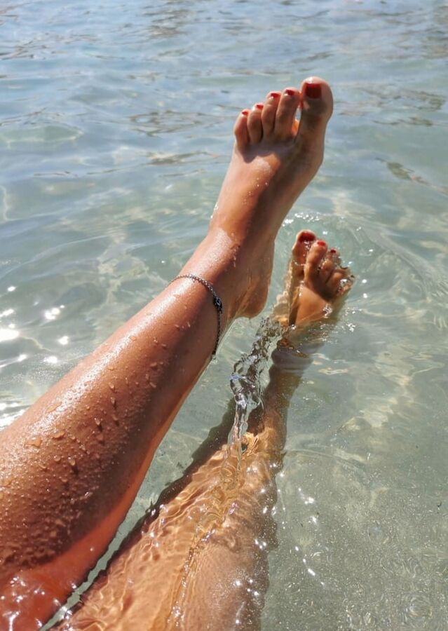 Donna Dora feet at the beach