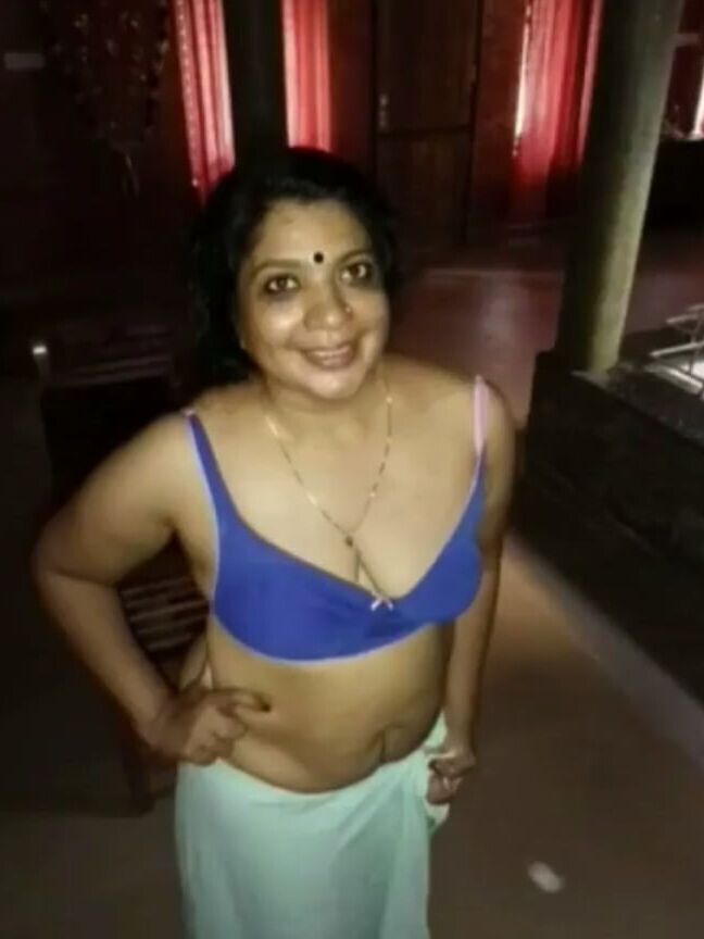 Kozhikode mallu latha auntiyude kallavedi
