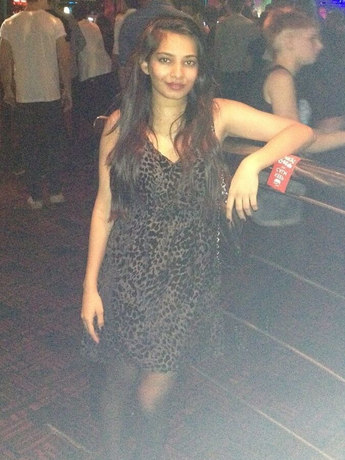 Desi Paki Girl Eman Selfies Leaked by BF