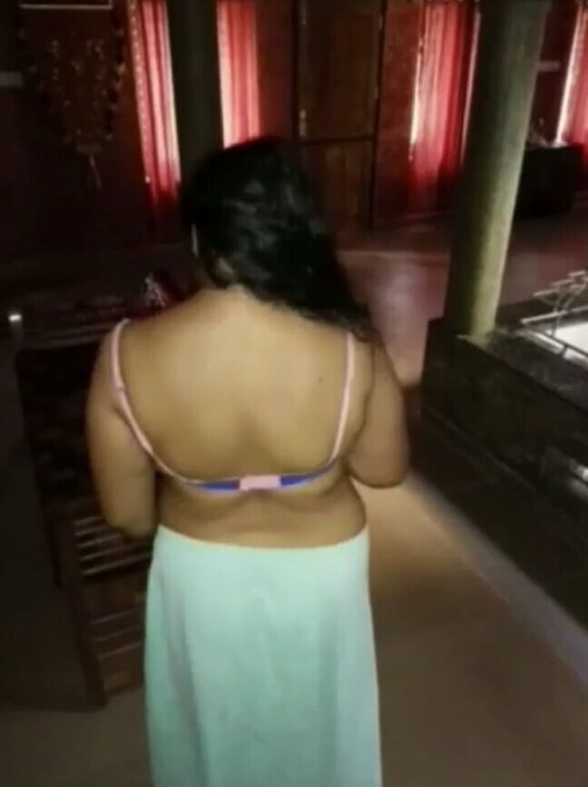 Kozhikode mallu latha auntiyude kallavedi