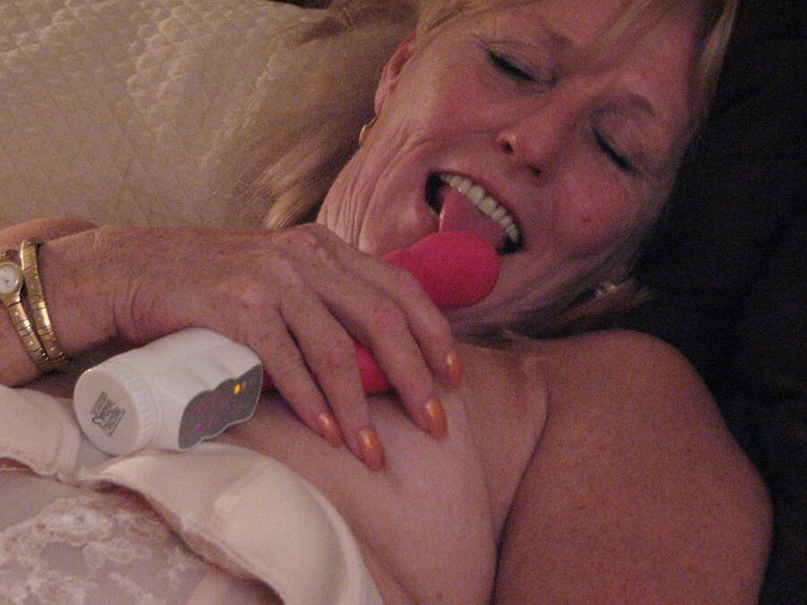 Mature beauty toying