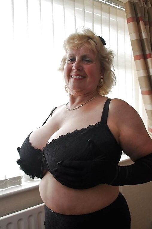 Aunt allows me to see the tits