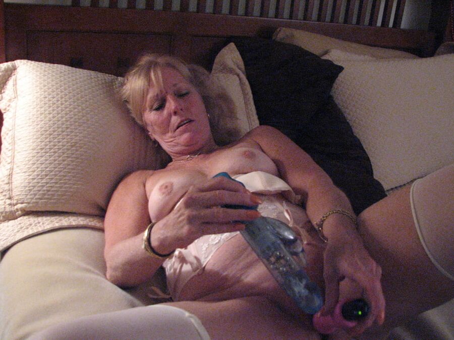 Mature beauty toying